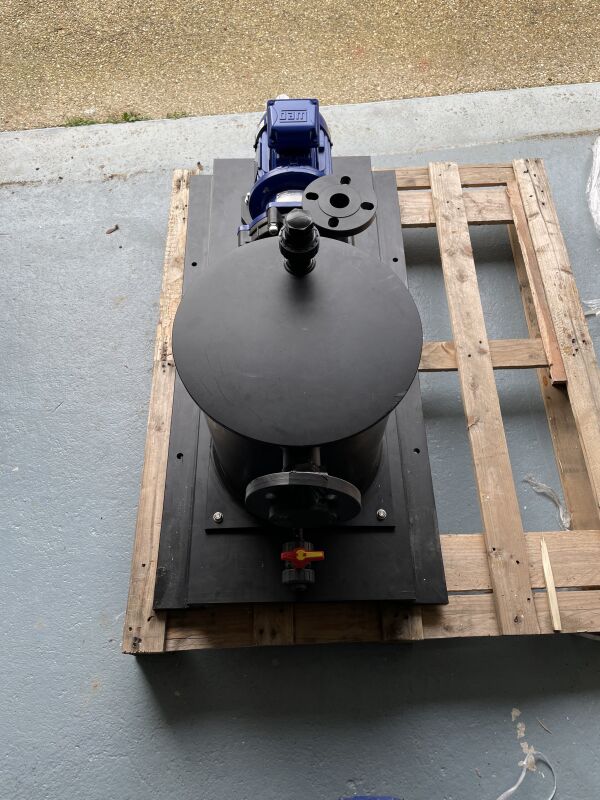 Pompe centrifuge avec pot d'amorçage